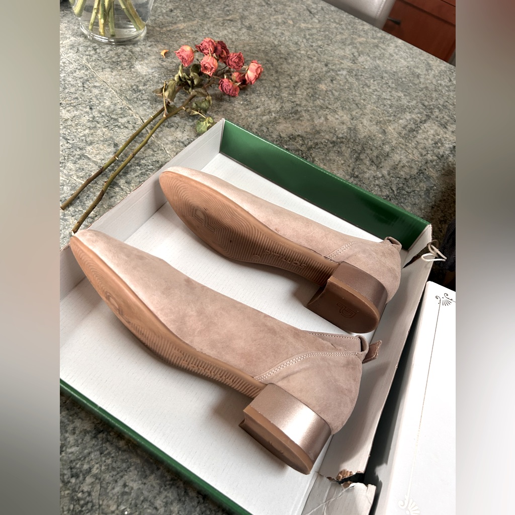 Pitillos Lovely Near Perfect Tan Suede Heels Size 9 / 39